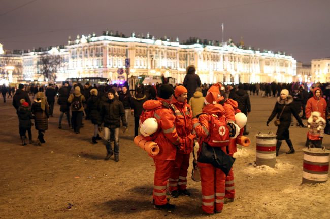новый год 2019 новогодние праздники волонтёры красный крест медики