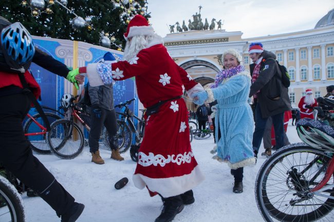 велосипедисты велопробег Деды Морозы Снегурочки
