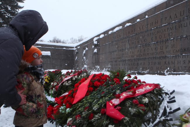 Пискарёвское мемориальное кладбище день освобождения Ленинграда от блокады
