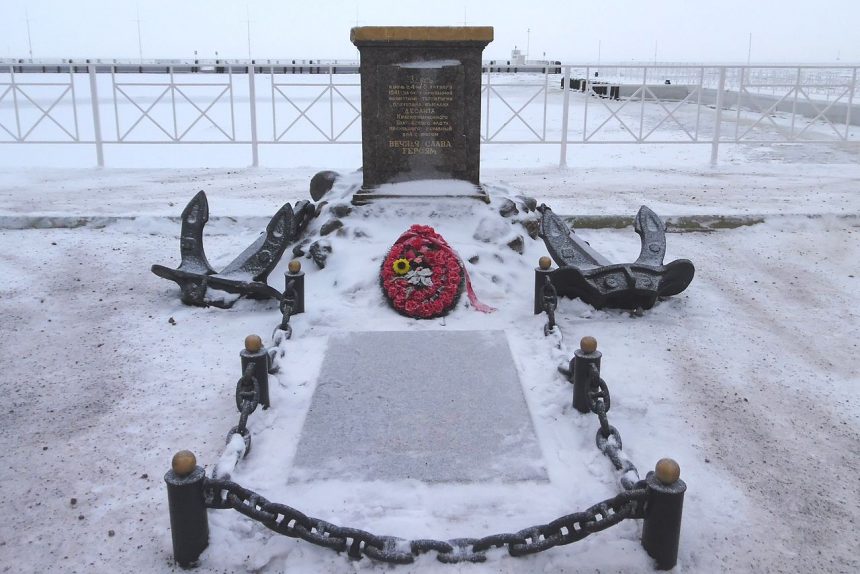 памятник в кронштадте
