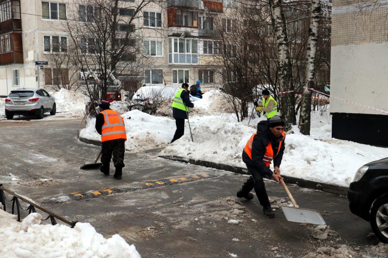 уборка снега дворники