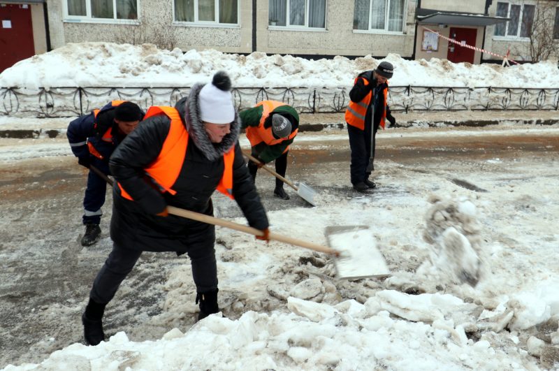 уборка снега дворники