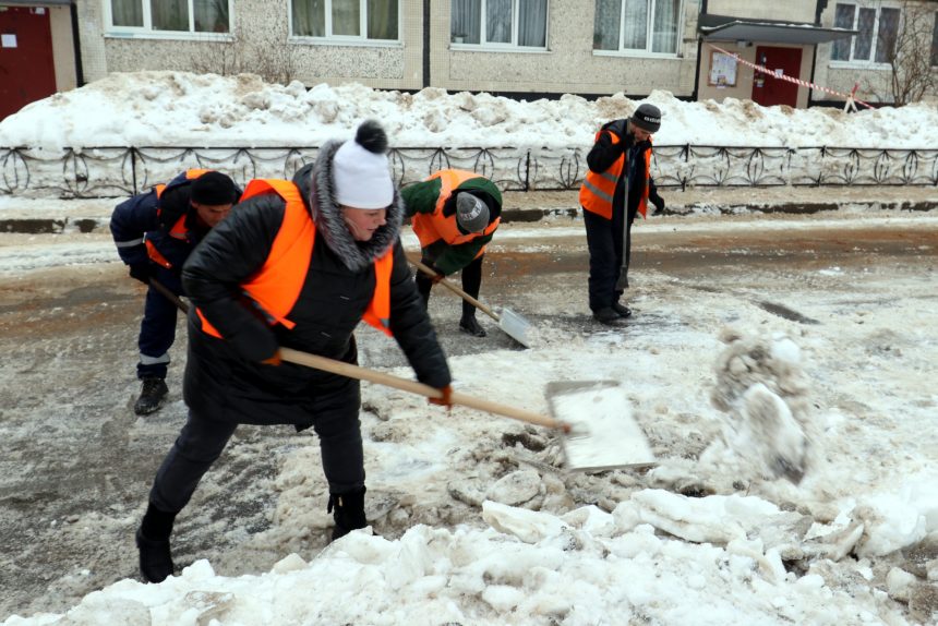 уборка снега дворники