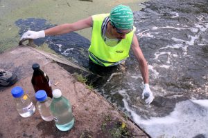 экологи волонтёры обследование стоков канализация загрязнение пробы воды
