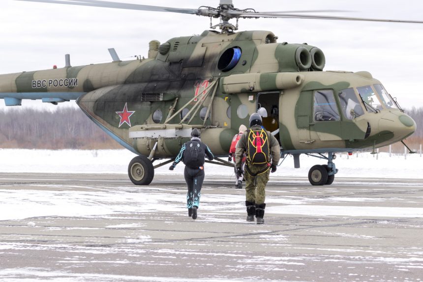 вертолёт парашютный прыжок 8 марта женщины-военнослужащие
