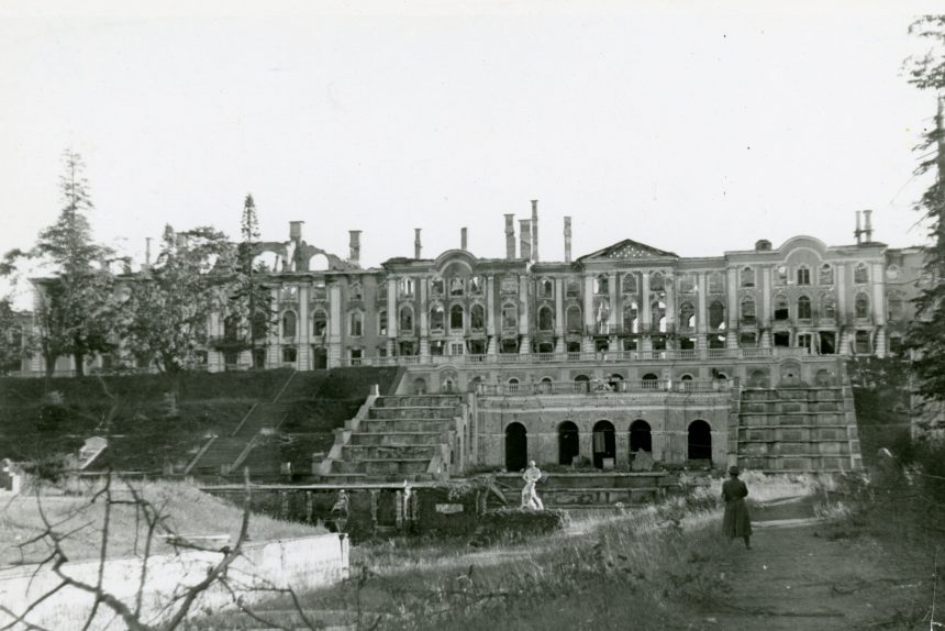 вид Большого каскада и Большого дворца, 1942