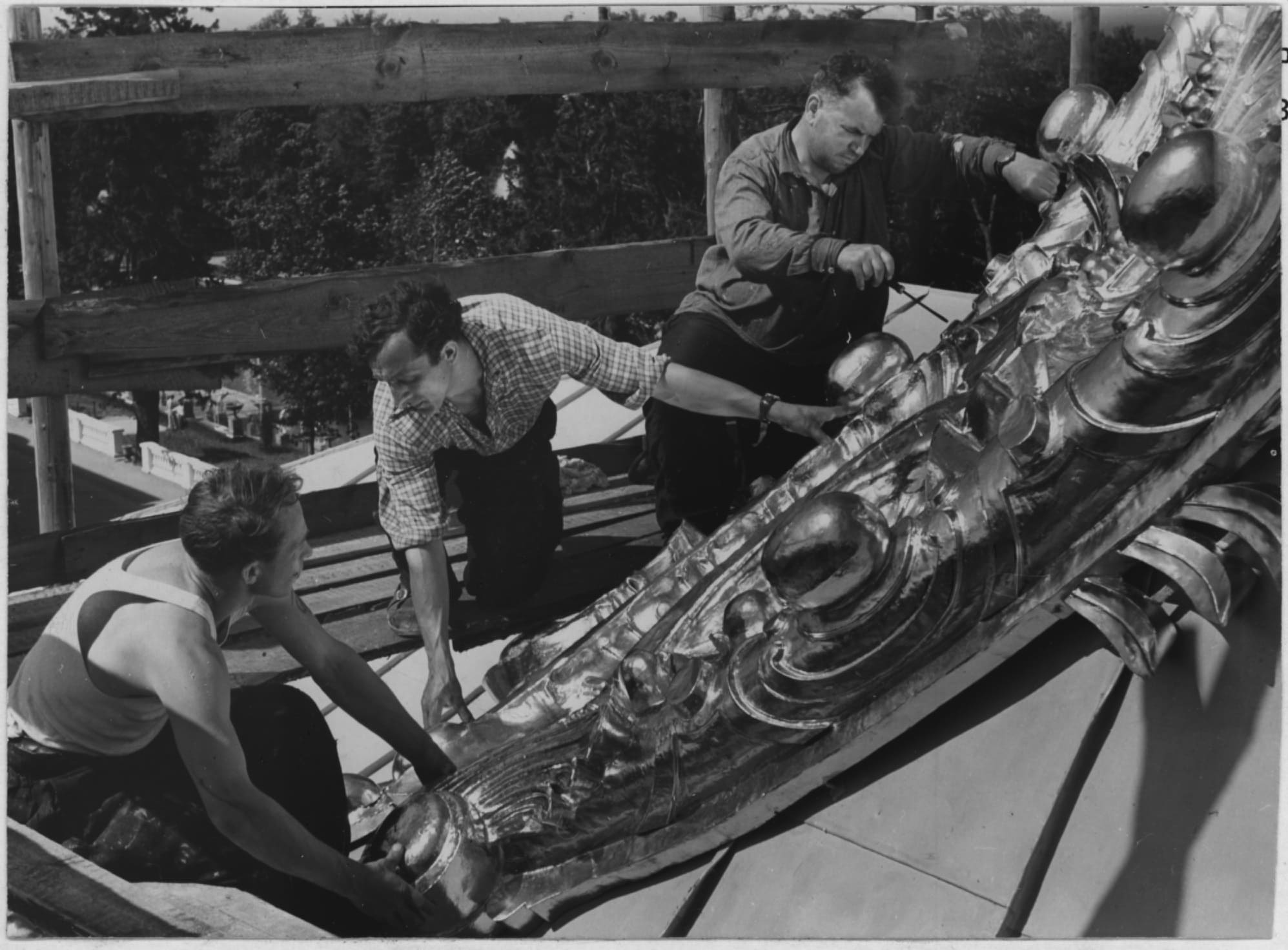 Восстановление Церковного корпуса Большого дворца. Установка позолоченных деталей купола. Лето 1957 г