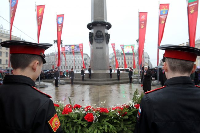 Площадь Восстания обелиск Городу-Герою Ленинграду возложение цветов почётный караул День Победы