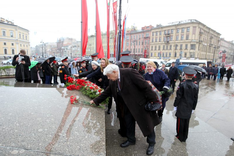 Площадь Восстания обелиск Городу-Герою Ленинграду возложение цветов почётный караул День Победы