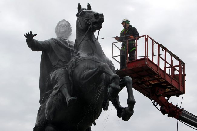 Московский вокзал памятник петру 1