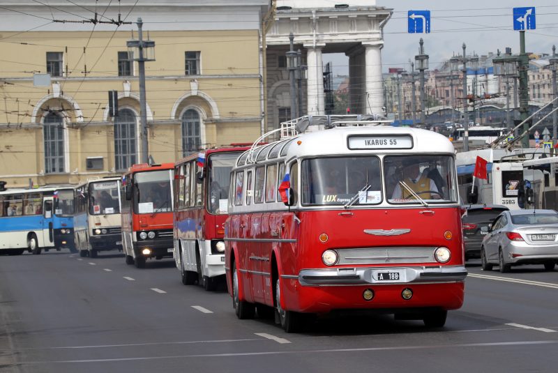 парад ретротранспорта автобусы Икарус