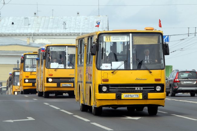 парад ретротранспорта автобусы Икарус