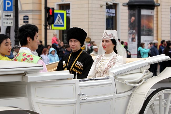 День города парад национальностей Невский проспект черкешенка красивая девушка