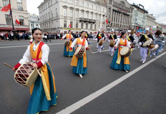 день города шествие корейские барабанщики Невский проспект