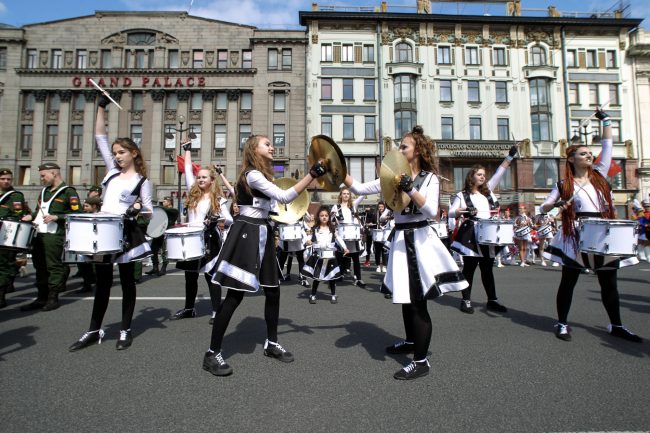 день города шествие барабанщики Невский проспект