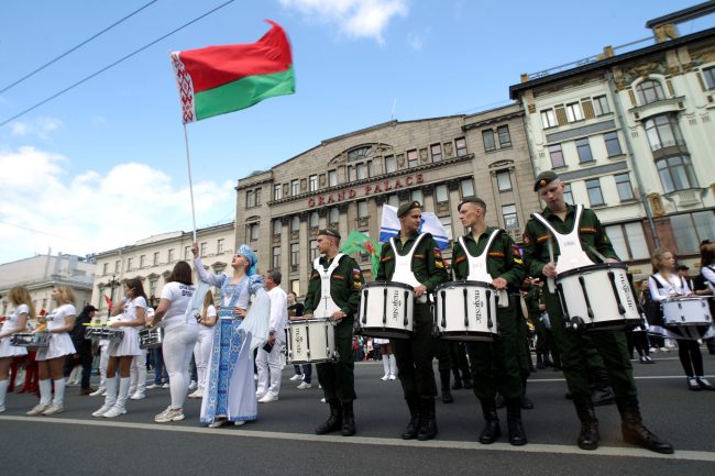 день города шествие барабанщики Невский проспект Беларусь Белоруссия флаг
