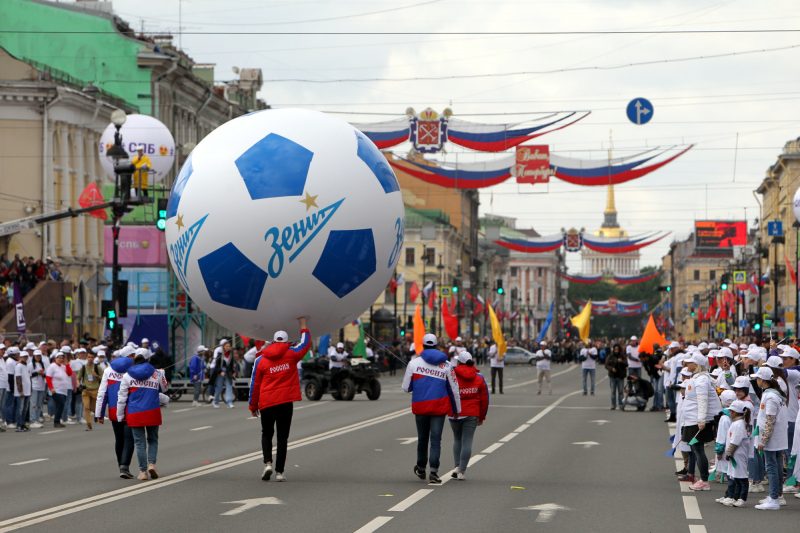 день города Невский проспект парад физкультурников мяч футбол Зенит чемпион