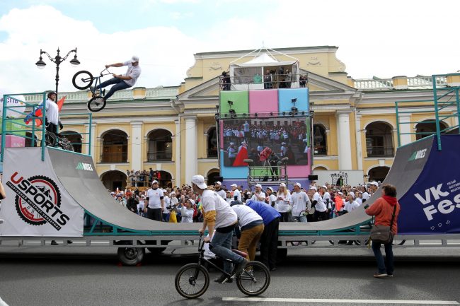 день города Невский проспект парад физкультурников экстремальный спорт велосипедисты BMX