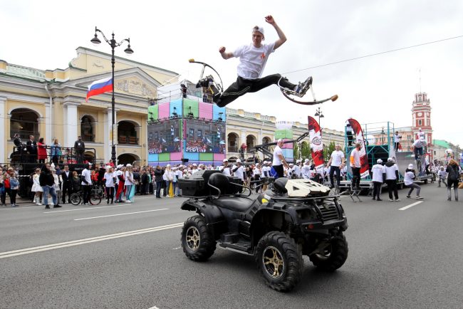день города Невский проспект парад физкультурников экстремальный спорт прыгуны