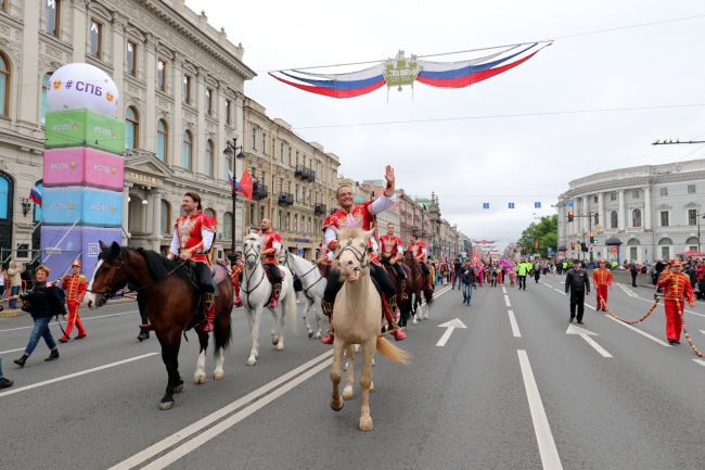 День города парад национальностей Невский проспект конники цирковые артисты Запашные