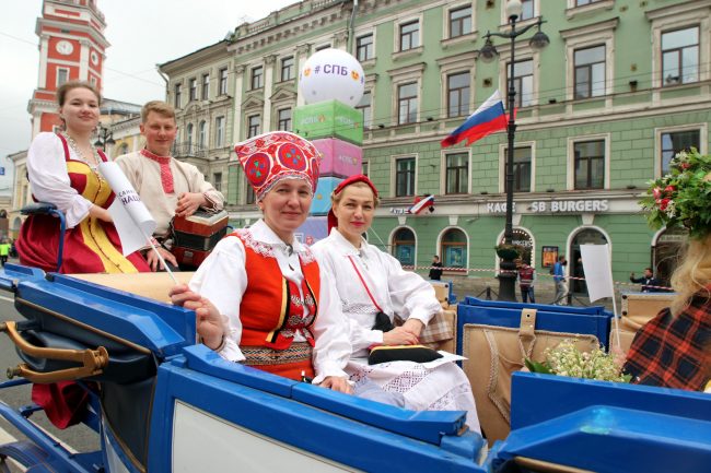 День города парад национальностей Невский проспект конная повозка карета экипаж