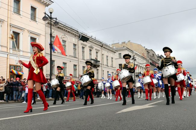 день города шествие барабанщики Невский проспект