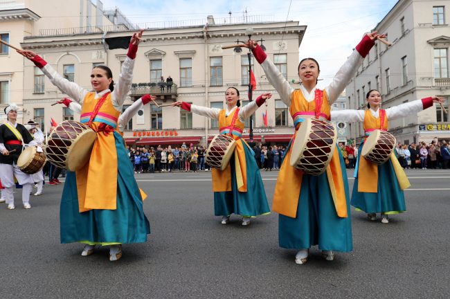 день города шествие корейские барабанщики Невский проспект