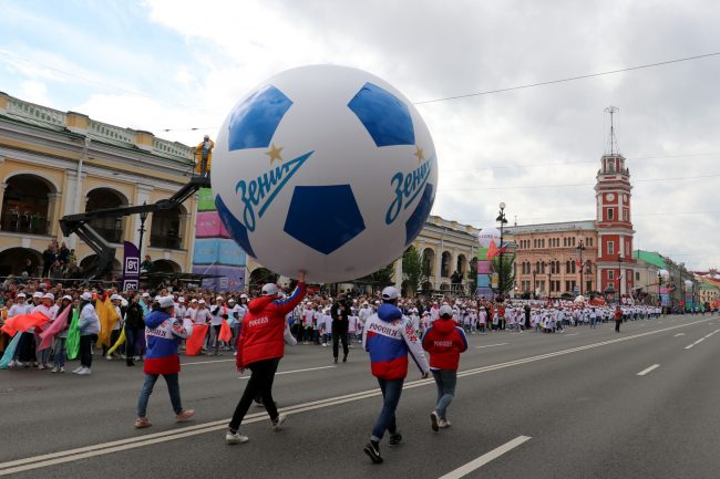 день города Невский проспект парад физкультурников мяч футбол Зенит чемпион