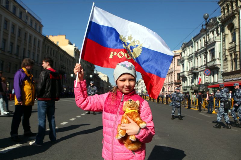 первое мая первомайская демонстрация ребёнок флаг России