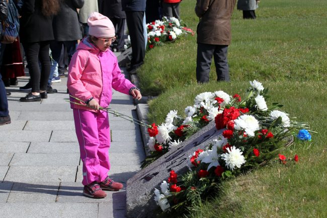 Пискарёвское мемориальное кладбище день Победы дети цветы