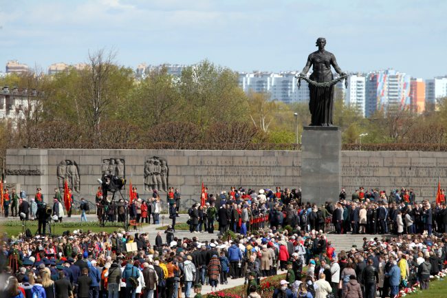 Пискарёвское мемориальное кладбище день Победы