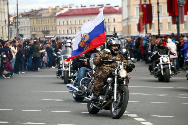 байкеры мотоциклисты открытие мотосезона флаг России