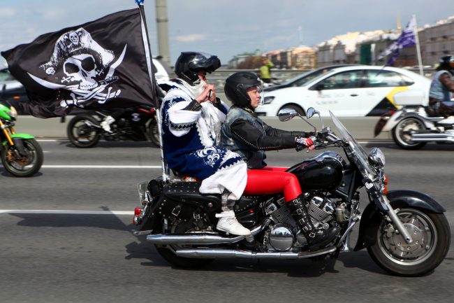 байкеры мотоциклисты открытие мотосезона пиратский флаг весёлый Роджер