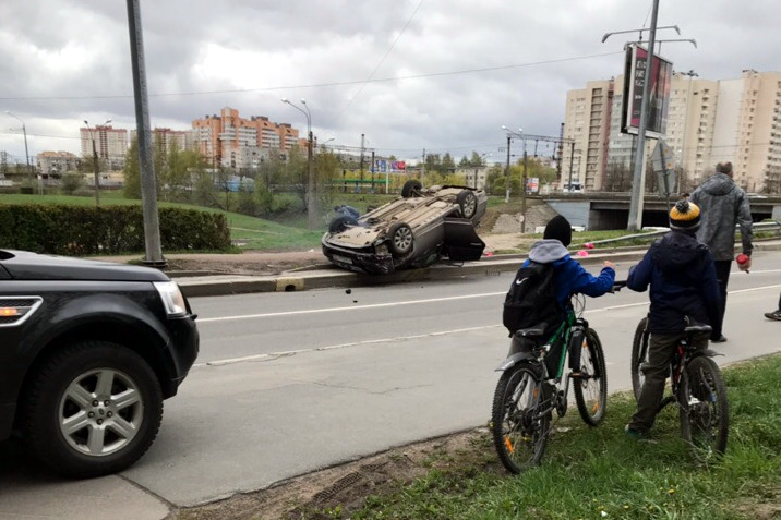 авария ДТП перевернутый автомобиль проспект Славы