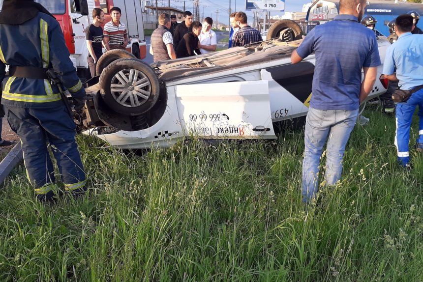 дтп авария перевернувшийся автомобиль такси