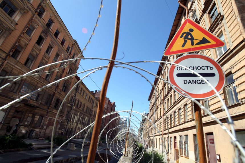 Тележная улица аварийные здания исторические дома строительный забор колючая проволока спираль бруно