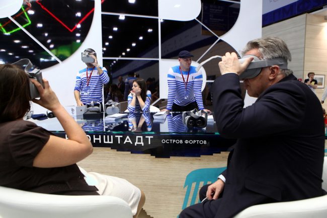 Петербургский экономический форум ПМЭФ 2019 Кронштадт моряки тельняшки виртуальная реальность VR
