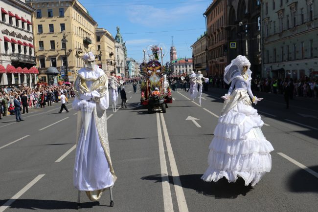 фестиваль цветов акробаты на ходулях