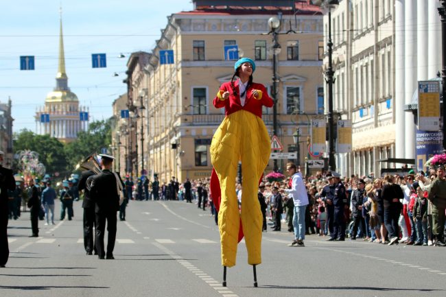 фестиваль цветов акробаты на ходулях