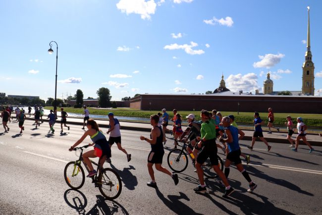 марафон Белые ночи бег спорт лёгкая атлетика Петропавловская крепость велосипедисты