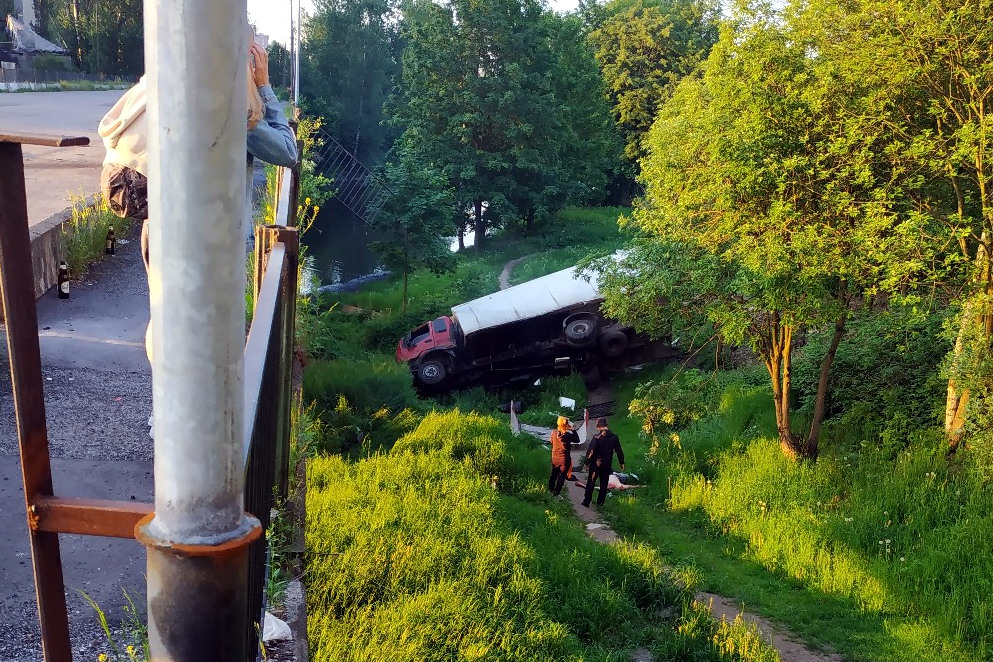 ДТП авария падение грузовика с Рыбацкого моста