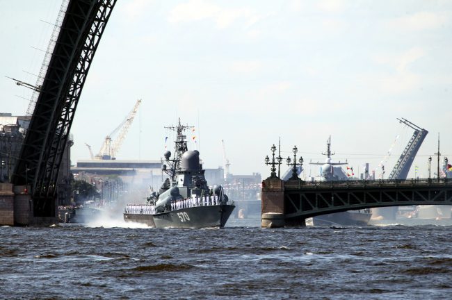 день ВМФ корабли репетиция Троицкий мост разведённый малый ракетный корабль Пассат