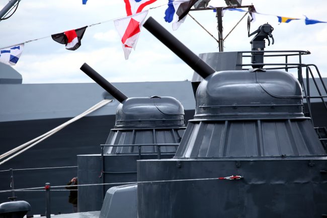 Военно-морской салон корабли артиллерия пушки