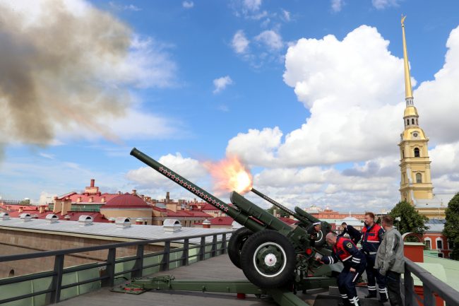 Петропавловская крепость полуденный залп пушка МЧС
