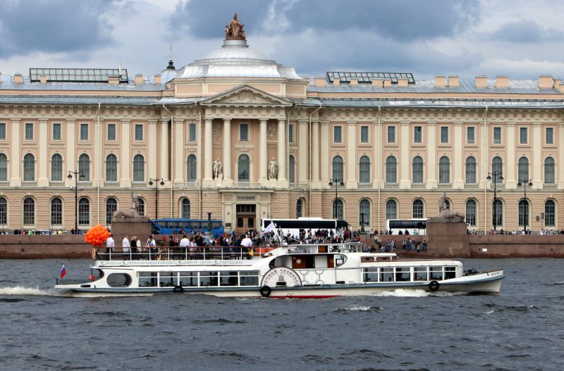 речной фестиваль водный транспорт прогулочные теплоходы академия художеств