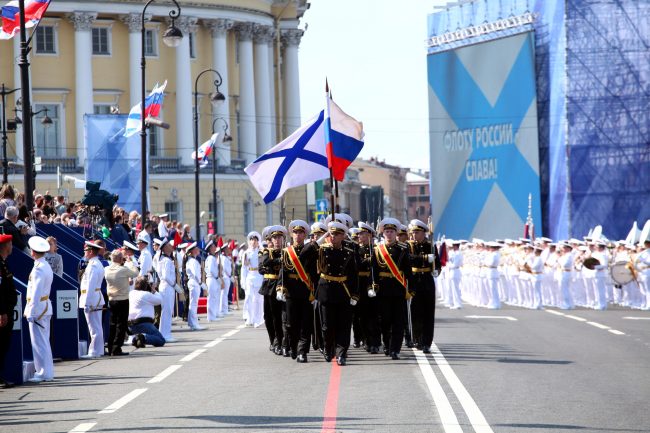 военные день ВМФ репетиция моряки парадный строй Андреевский флаг