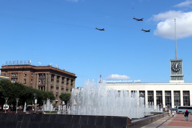 площадь Ленина фонтаны Финляндский вокзал самолёты день ВМФ
