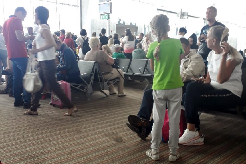 аэропорт Ларнака пассажиры задержка рейса