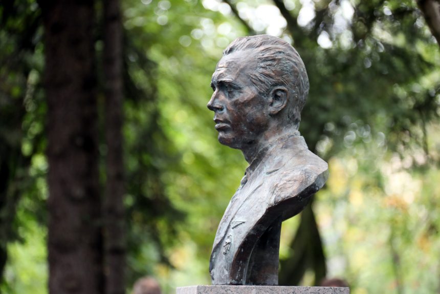 памятник Викентию Грязнову