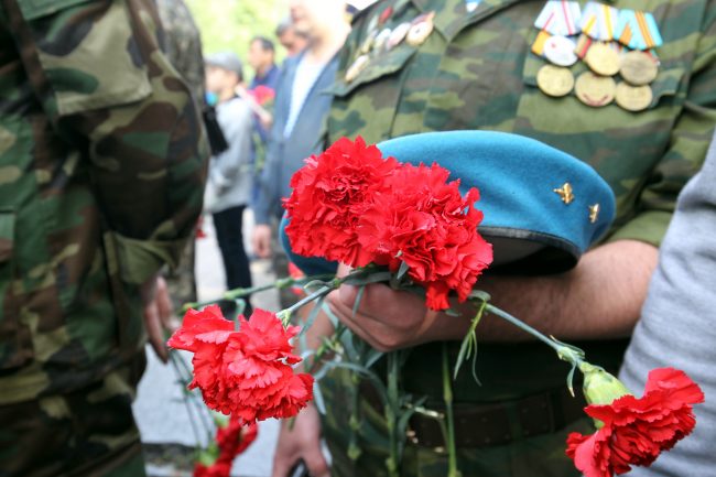 день ВДВ десантники акция памяти Серафимовское кладбище берет цветы гвоздики